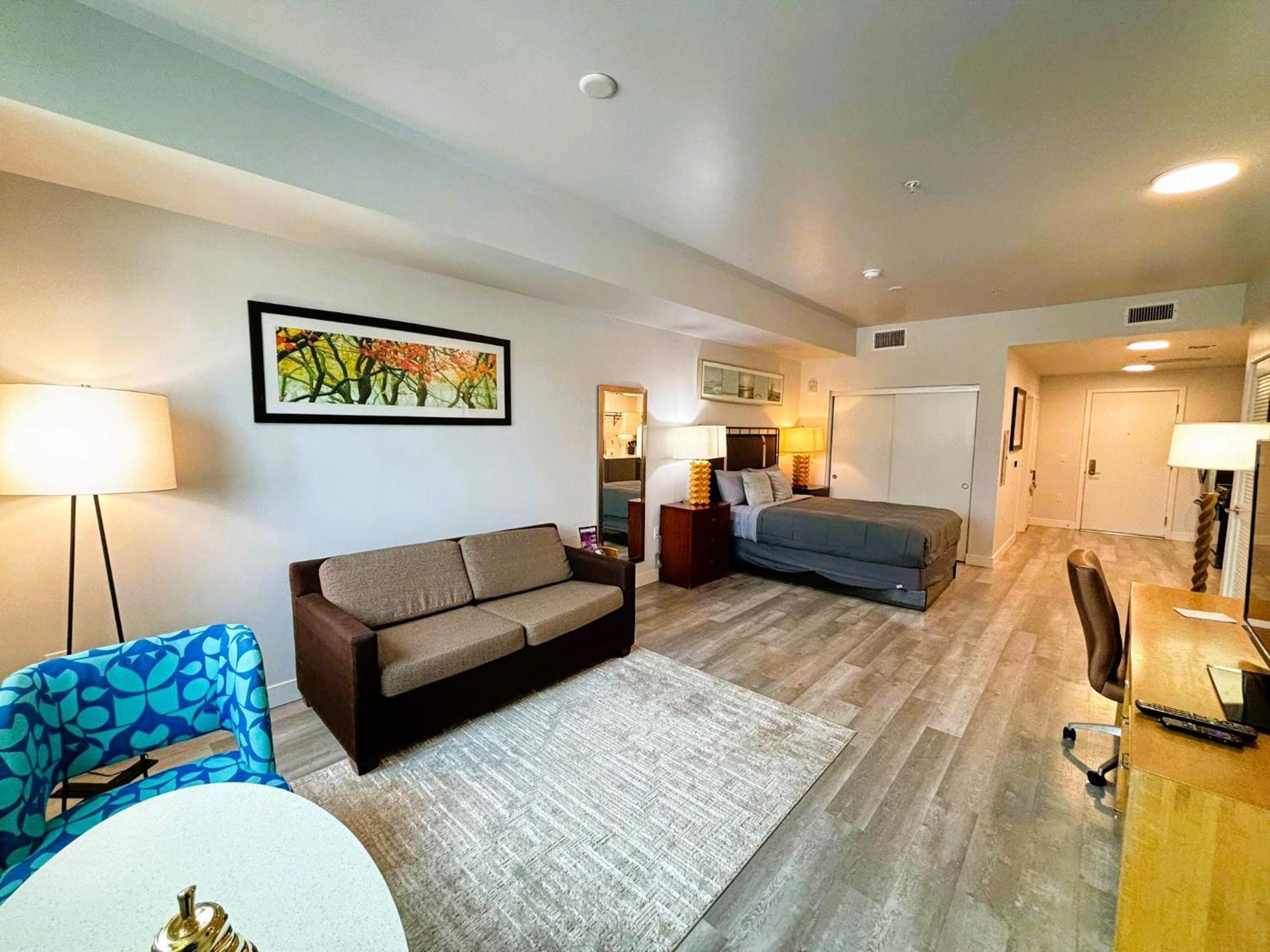 Melrose Luxe Retreat Near The Grove — Photos 1